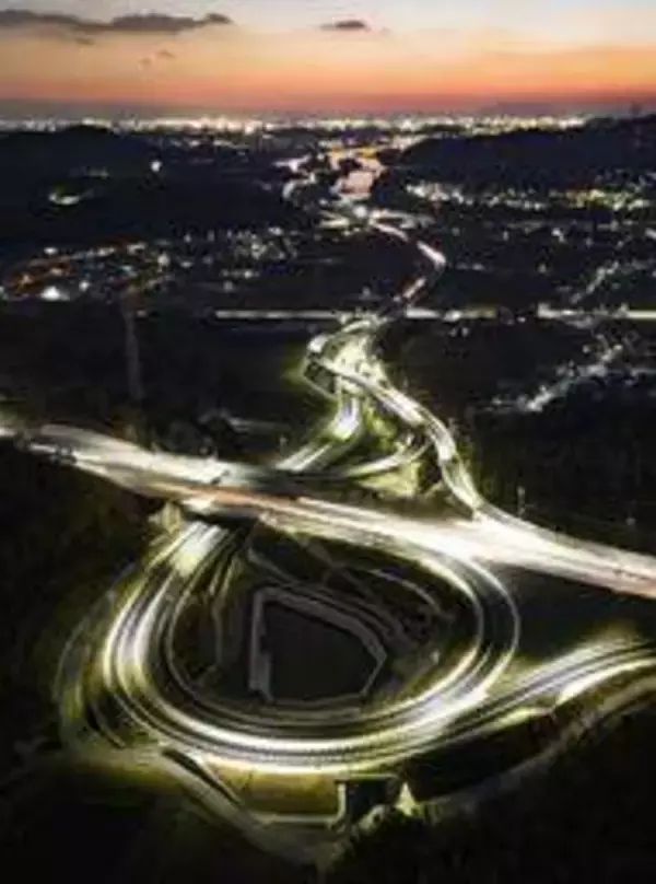 きらめく大河、夕暮れの東播磨道　加古川から海へと続く光の道　兵庫