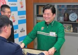 「1万円を振り込めば10億円当選は本当?」特殊詐欺見抜き被害防ぐ　兵庫県警丹波署、コンビニオーナーに感謝状