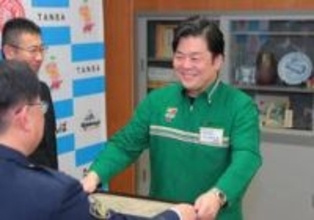 「1万円を振り込めば10億円当選は本当?」特殊詐欺見抜き被害防ぐ　兵庫県警丹波署、コンビニオーナーに感謝状