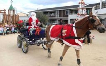 あわてんぼうのサンタさん、馬車でプレゼントお届け　兵庫・明石のこども園でクリスマス会