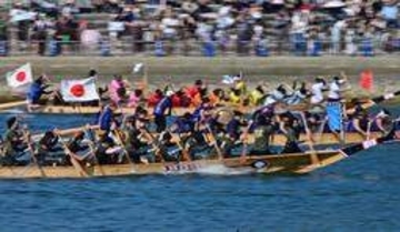海上の龍、勇ましく　兵庫・相生湾で木造船レース「ペーロン競漕」　59チームが挑戦