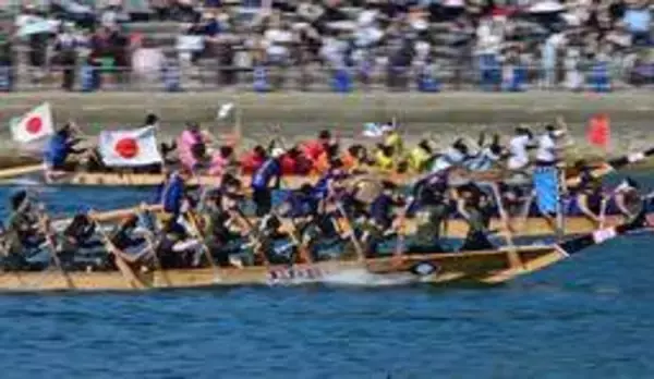 海上の龍、勇ましく　兵庫・相生湾で木造船レース「ペーロン競漕」　59チームが挑戦