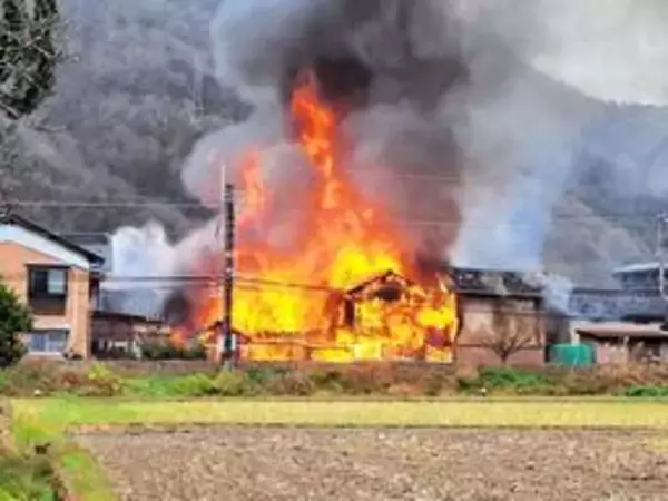 店舗兼住宅から出火、全焼　住人とみられる男性1人死亡　JR山陰線が一時運転見合わせ　兵庫・朝来
