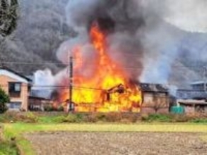 店舗兼住宅から出火、全焼　住人とみられる男性1人死亡　JR山陰線が一時運転見合わせ　兵庫・朝来