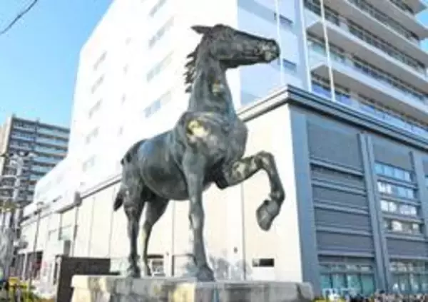 馬だけの銅像?　大震災で“主人”が落馬、帰還なるか　神戸・湊川公園