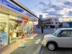 コンビニに軽乗用車突っ込む　運転の60代女性、駐車する際「ブレーキとアクセル間違えた」　姫路