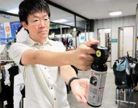 クマ対策グッズ、使い方は?　ホイッスル「すぐ吹ける状態に」スプレー「両手で構えて顔狙え」
