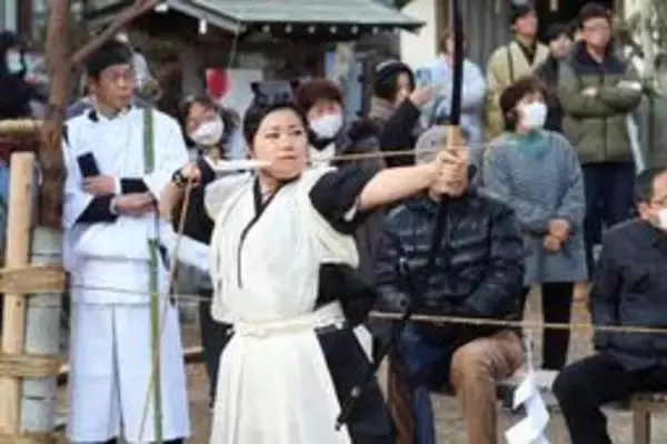 史上初の女性射手、見事に的中　800年超の伝統「御弓神事」　神戸・淡河八幡神社　無病息災や開運願う