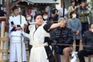 史上初の女性射手、見事に的中　800年超の伝統「御弓神事」　神戸・淡河八幡神社　無病息災や開運願う