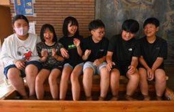 小学校に源泉かけ流しの足湯誕生!　湯村温泉街近くの温泉小　児童大喜び「足つるつる」　兵庫
