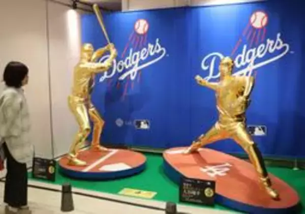 「二刀流」大谷翔平の等身大黄金像　2体で1億1千万円相当の金箔　大丸神戸店、9日まで展示