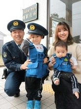 住民に安心届ける小さな駐在さん　母手作りの警官風ベストで心和ます　兵庫・丹波篠山