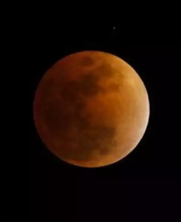 兵庫上空でも皆既月食　雲の合間縫い「赤銅色」の月現る　佐用・大撫山