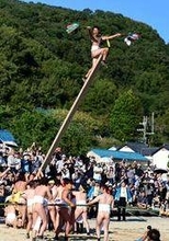 浜辺で舞う男衆「バタカケ」勇壮に　赤穂「坂越の船祭」　和船11隻が船渡御、優雅な海上絵巻も　
