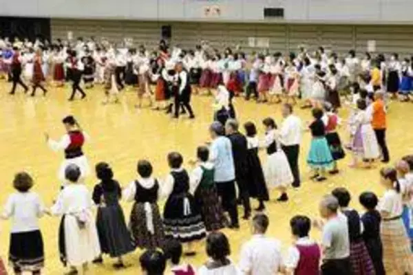 華やかな衣装、手を取り合い　フォークダンスで今も青春　兵庫・姫路で全国イベント 70～80歳代中心に1800人