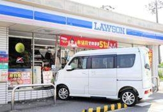 コンビニに車突っ込む　運転の女性ら2人軽傷「ブレーキとアクセル踏み間違えた」　加東