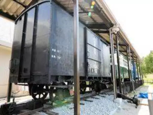 旧別府鉄道の貨車搬入　機関車や客車と並び40年ぶり往時の姿に　兵庫・播磨町郷土資料館が10月一般公開