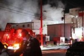 神戸の木材倉庫火災、19時間後に鎮火　鉄骨2階建てを全焼　経営者の男性、作業中に「こんろの火を使った」
