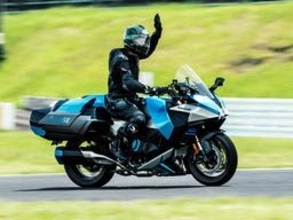 水素エンジンバイクの走行、世界初公開　カワサキモータース、2030年代初頭の実用化目指す