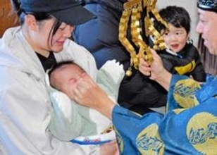 赤ちゃんの鼻つまみ、泣き声を神様に　無病息災願う神事「なんなる」　高砂の大歳神社