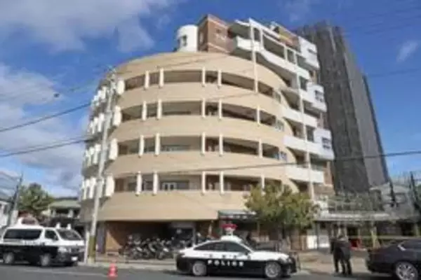 姫路・男性刺殺の容疑者、事件前に現場周辺を下見か　防犯カメラ映像に似た男が車から降りて歩く姿