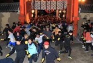西宮神社「福男」は3人全員が大学生　本えびす、5000人が「走り参り」