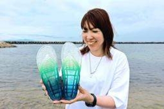 サンダル「淡路島ぎょさん」人気　グラデーションで島の海イメージ「思い出の一足に」　島内で限定販売