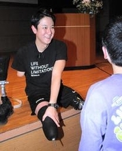 「一歩踏み出し、全てが始まった」　事故で両足と右腕切断した男性が講演　兵庫・丹波