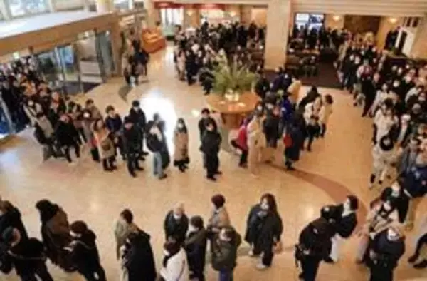 ぐるぐる渦巻く大行列　お目当ては高市首相