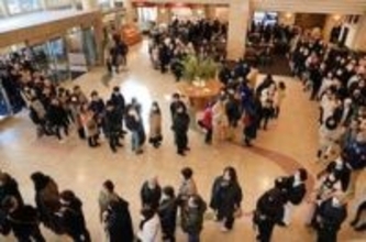 ぐるぐる渦巻く大行列　お目当ては高市首相