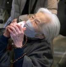 震災31年、銘板の名に止まらぬ涙　自慢の姉に伝えたい「私は元気やからね」　東遊園地を訪れた92歳女性