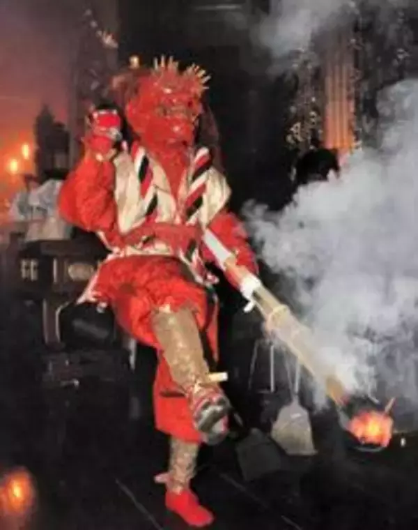 火の粉散らし勇壮な鬼の舞  天下太平や五穀豊穣願う「修正会」　姫路・書写山円教寺