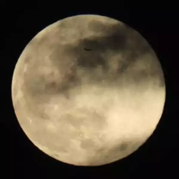 2026年最初の満月は「スーパームーン」　雲に隠れながら、天高く昇る　神戸