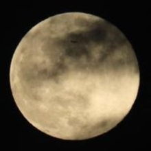 2026年最初の満月は「スーパームーン」　雲に隠れながら、天高く昇る　神戸