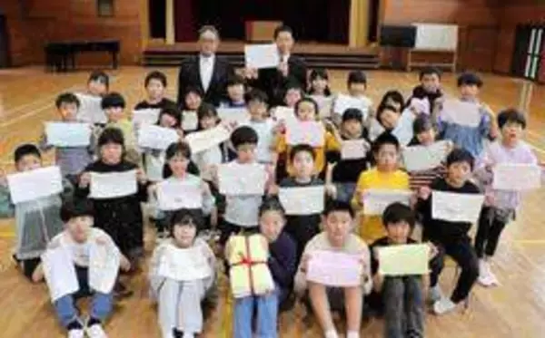 新年度の子らに、手縫いぞうきん100枚の贈り物　赤穂西小　匿名グループ「リボンの騎士」から　兵庫