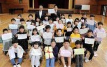 新年度の子らに、手縫いぞうきん100枚の贈り物　赤穂西小　匿名グループ「リボンの騎士」から　兵庫