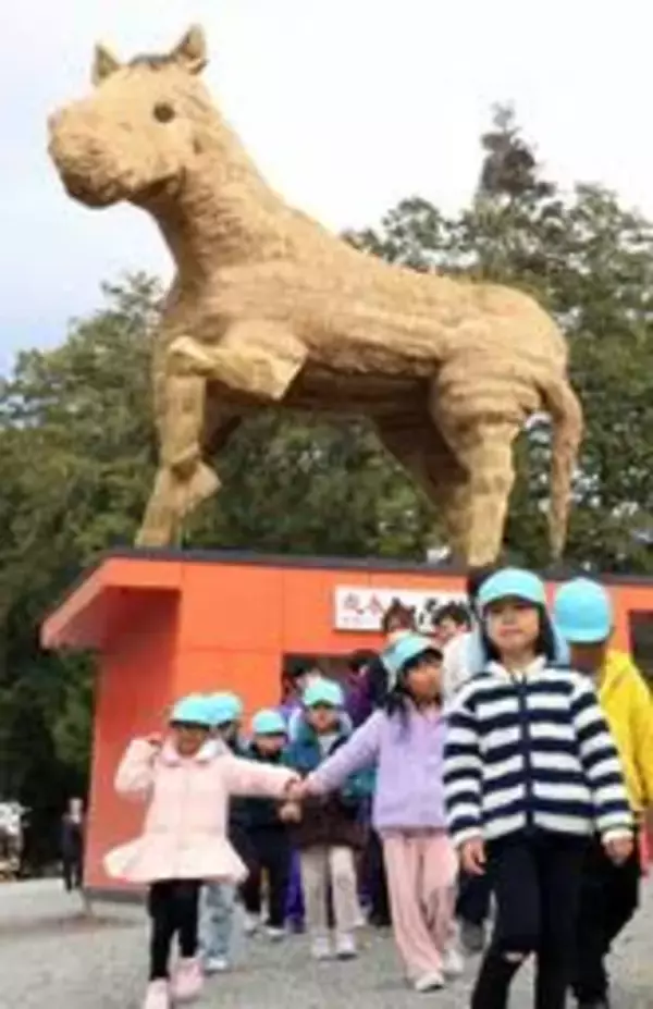 巨大な馬オブジェ、安志加茂神社に登場　酒米の稲穂使い制作、午年の願い込め設置　姫路
