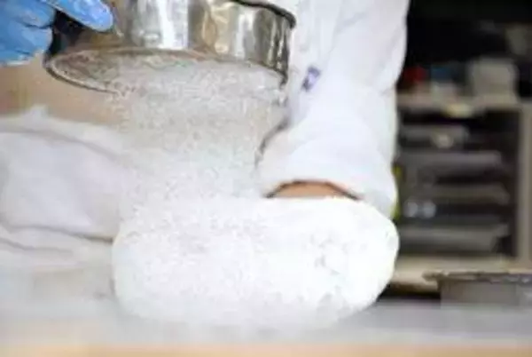 冬が待ち遠しい!　生野銀山坑道でじっくり熟成、クリスマス菓子シュトーレン製造始まる　兵庫・朝来