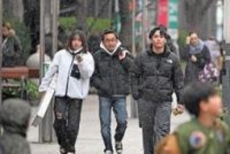 神戸の市街地、雪ちらつく　兵庫県内、冬型の気圧配置強まる　北部中心に断続的に雨や雪