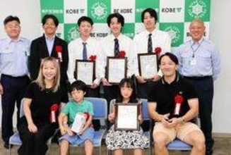 神戸・須磨海岸で溺れた中学生4人、武庫荘総合高生や夫妻ら6人が救助　感謝状贈呈「命つないでくれた」