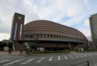 世界的な人気デュオのコンサートで客が警備員に暴行　容疑で逮捕の男は否認