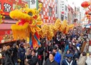 巨大な竜が練り歩くパレード復活　神戸・南京町「春節祭」始まる　ステージでは華麗な技も