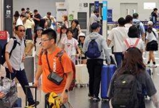 古里へ行楽地へ、帰省ラッシュ本格化　神戸空港発着便は一部で満席　高速道も各地で渋滞