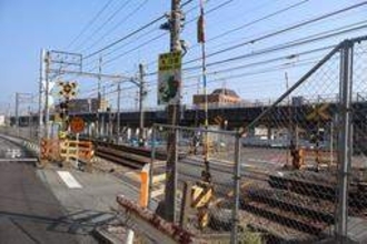 遮断棒下りず、警報機も鳴らず、深夜の踏切を電車通過  JR西「規則通りの運用」とは一体なぜ