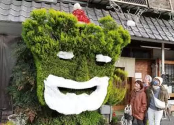 植木刈り込み「巨大サンタ」に　2月には節分の鬼に変身　子どもら大喜び　猪名川の松弥食堂