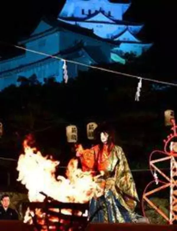 姫路の初夏彩る「お城まつり」開幕　三の丸広場で「姫路城薪能」　かがり火が照らす幽玄の舞