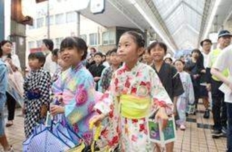 雨の城下町、涼しげに浴衣でそぞろ歩き　兵庫で「姫路ゆかたまつり」開幕　子どもパレードで華やぐ