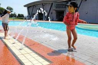 連日の30度超え…　プール、水浴び施設にぎわう　例年通り営業、週末は混雑予想も　兵庫・加古川
