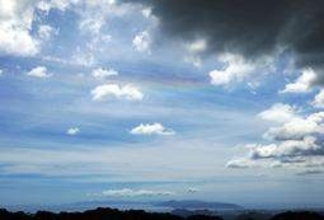 神戸の夏空に虹の「環水平アーク」　摩耶山天上寺の参拝者「縁起いい」と笑顔