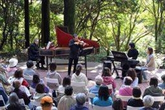 四季の名曲、風や鳥と協演　六甲山上で野外コンサート　バイオリンやチェンバロ、55人聴き入る